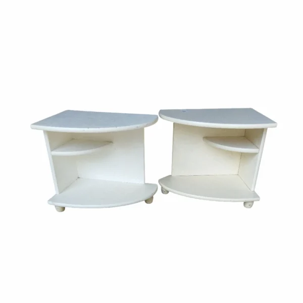 Lot de petites étagères sur pied