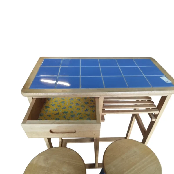 Petite table de cuisine avec tabouret