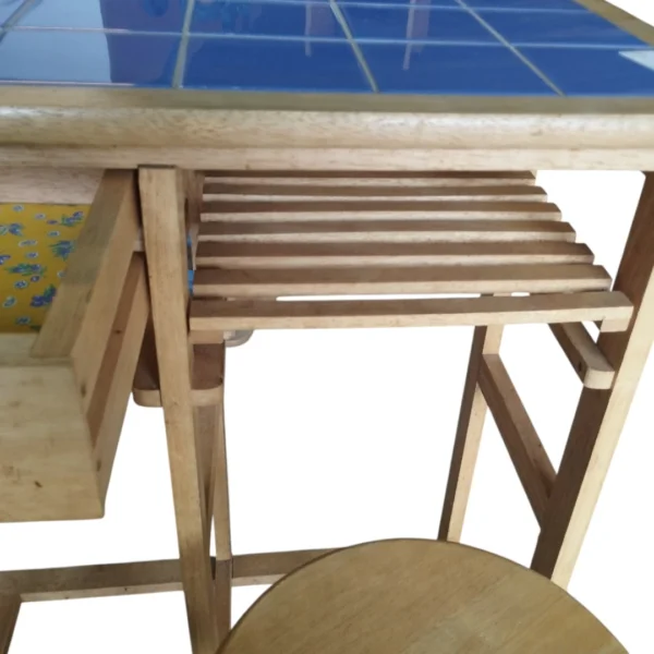 Petite table de cuisine avec tabouret